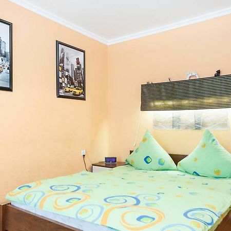 Apartment On Sobornyi Avenue 143 Near Intourist Hotel Zaporizhia Exterior foto