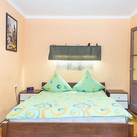 Apartment On Sobornyi Avenue 143 Near Intourist Hotel Zaporizhia Exterior foto