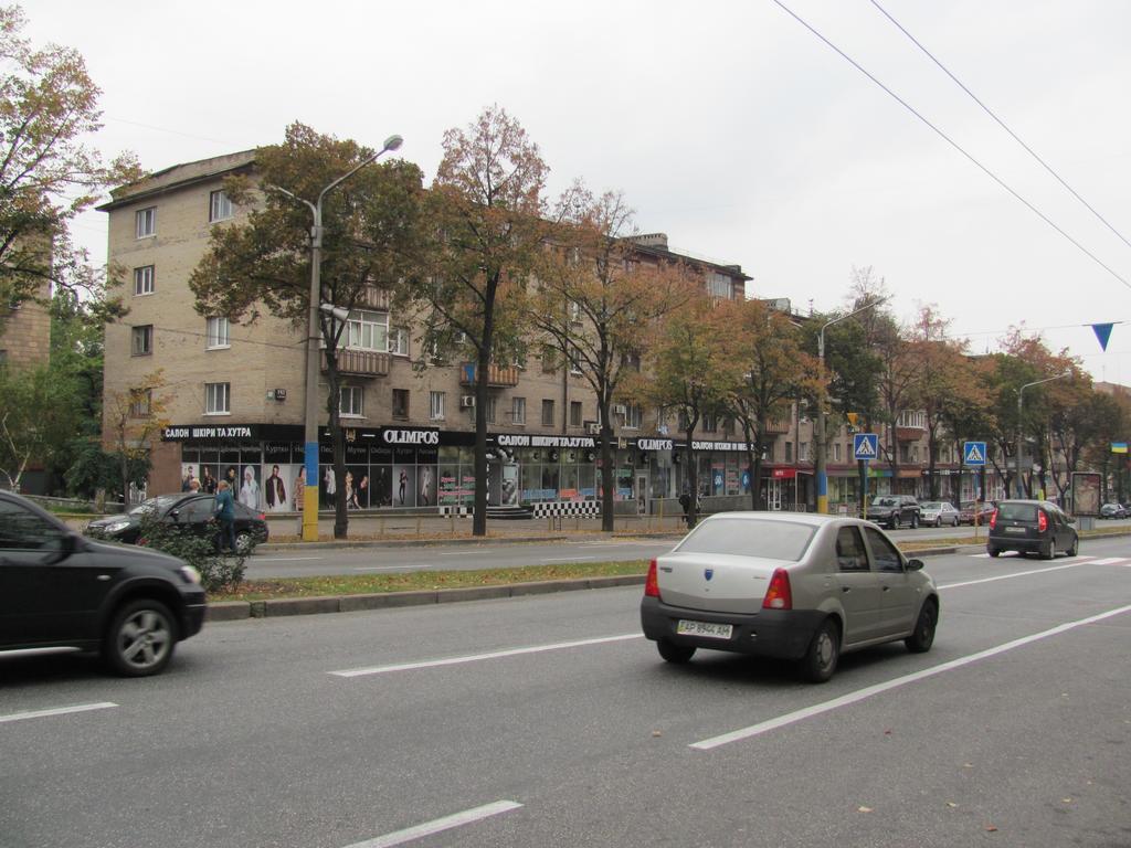 Apartment On Sobornyi Avenue 143 Near Intourist Hotel Zaporizhia Exterior foto